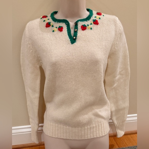L.L. Bean Sweaters - Vintage L.L. Bean 1980s cottage core 100% wool embroidered knit 🍓sweater Size 34